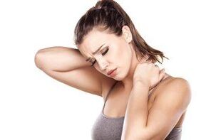 Douleur dans le cou et les épaules les premiers signes d'ostéochondrose cervicale. 