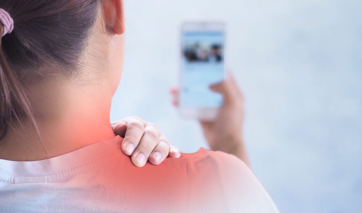 Très souvent, le cou fait mal à cause d'une mauvaise posture, par exemple si une personne utilise un smartphone pendant une longue période. 